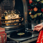 Schallplattenspieler vor dem Kamin mit Weihnachtsdeko