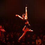 Artistin von Cirque Bouffon, die am Trapez tanzt